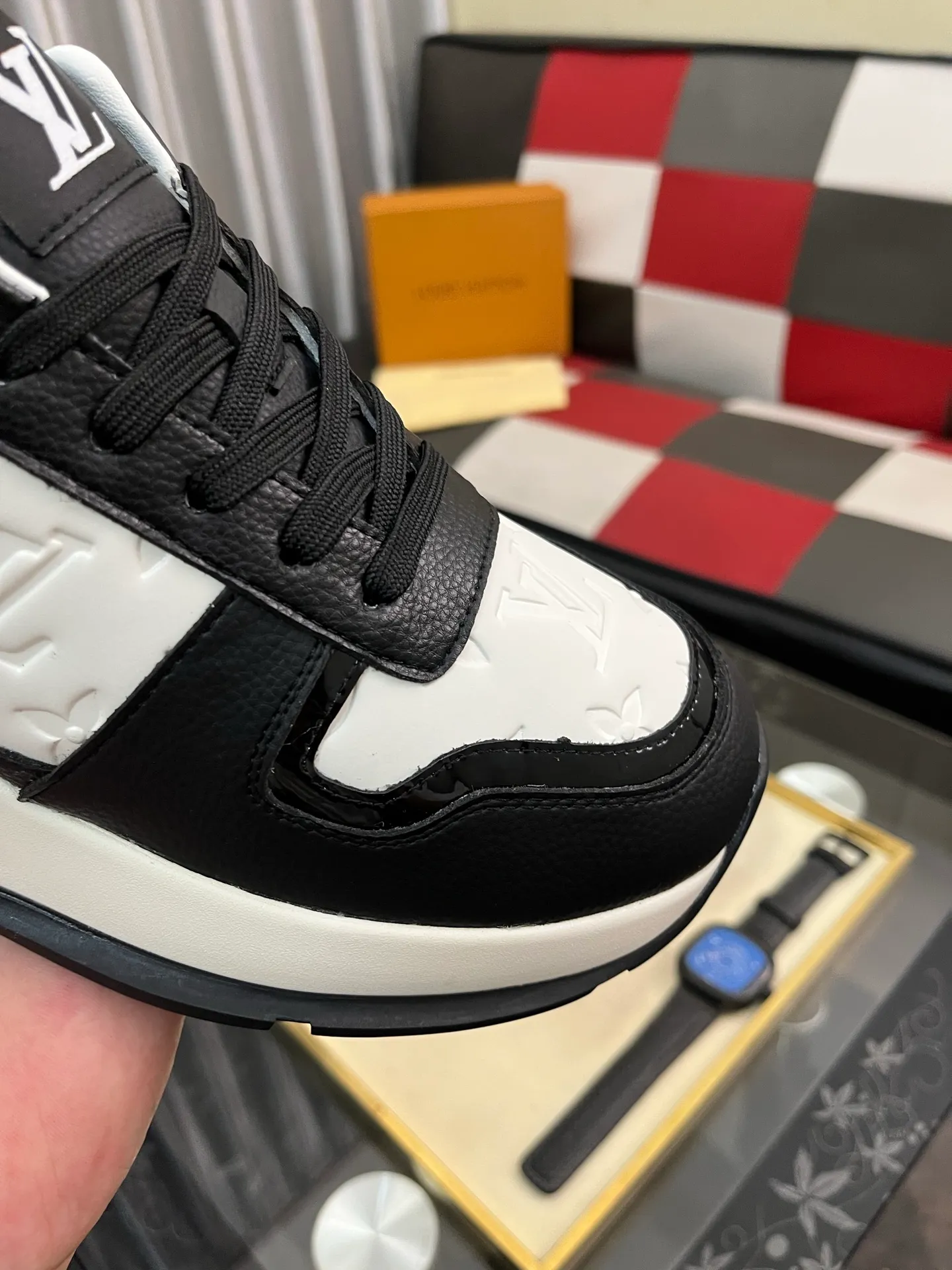Men's shoes💰438⌚️⌚️《Louis vuitton/LV Louis Vuitton》original quality.~ Unique modern style sneakers. 🏃A must-have casual shoe for trendy men😍😍 Original brand imported from Italy, imported original leather, cowhide lining (refuses to discolor and grind feet) Sole: Original sole provided by the original factory, French lazy style design ⚠️Fit to the feet Original quality code number: 38-443️⃣Colors available